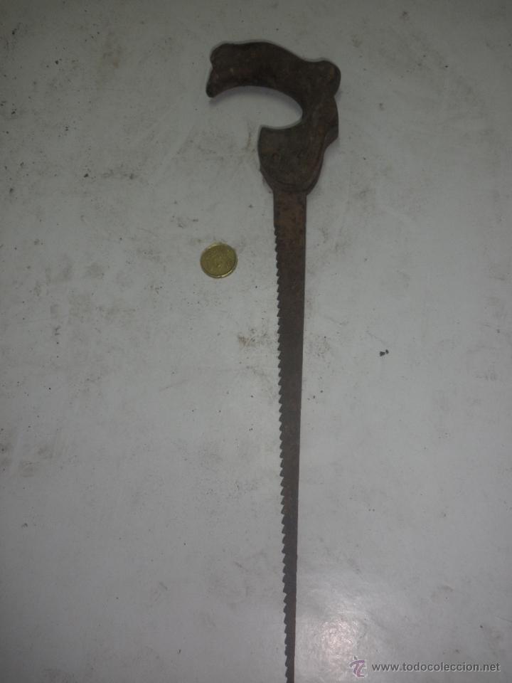 Antig&uuml;edades: Antiguo Serrucho de punta - 36 cm de largo - Mango de madera - Foto 1