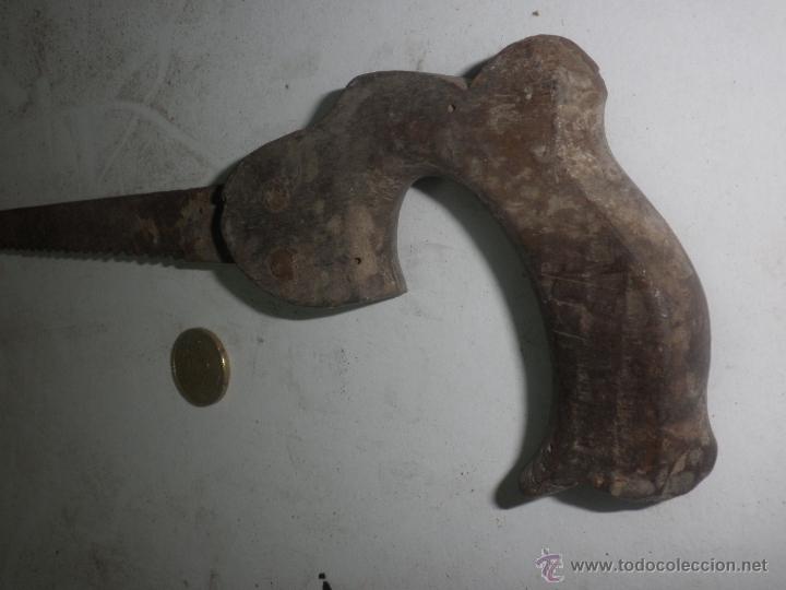 Antig&uuml;edades: Antiguo Serrucho de punta - 36 cm de largo - Mango de madera - Foto 2