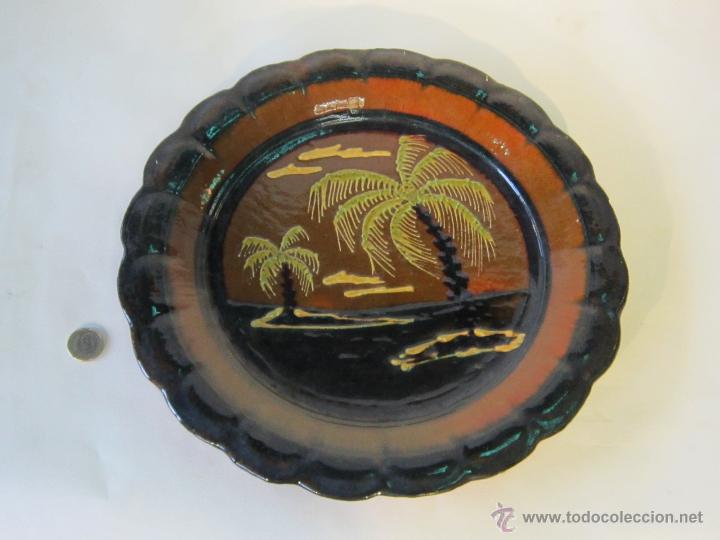 Antig&uuml;edades: PLATO PARA COLGAR EN BARRO DECORADO - Foto 1