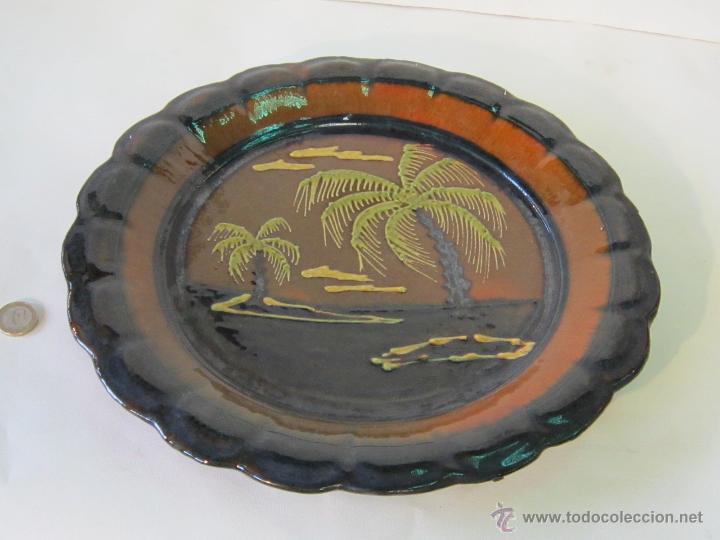 Antig&uuml;edades: PLATO PARA COLGAR EN BARRO DECORADO - Foto 2
