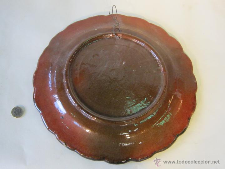Antig&uuml;edades: PLATO PARA COLGAR EN BARRO DECORADO - Foto 3