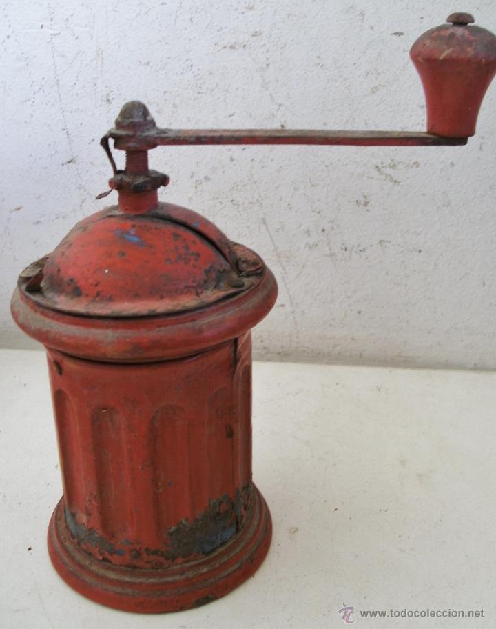 Oggetti Antichi: molinillo de cafe redondo de hojalata / chapa y madera , con restos de oxido (20cm de alto aprox)