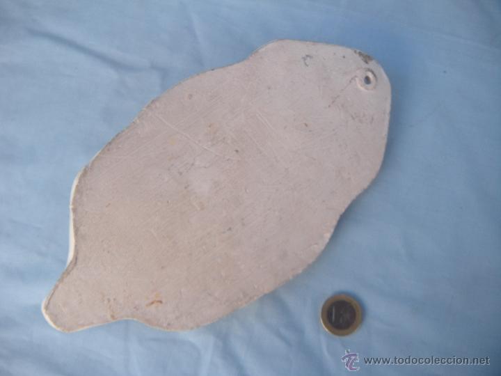 Antig&uuml;edades: BENDITERA CER&Aacute;MICA DE MANISES CON RELIEVES. - Foto 2
