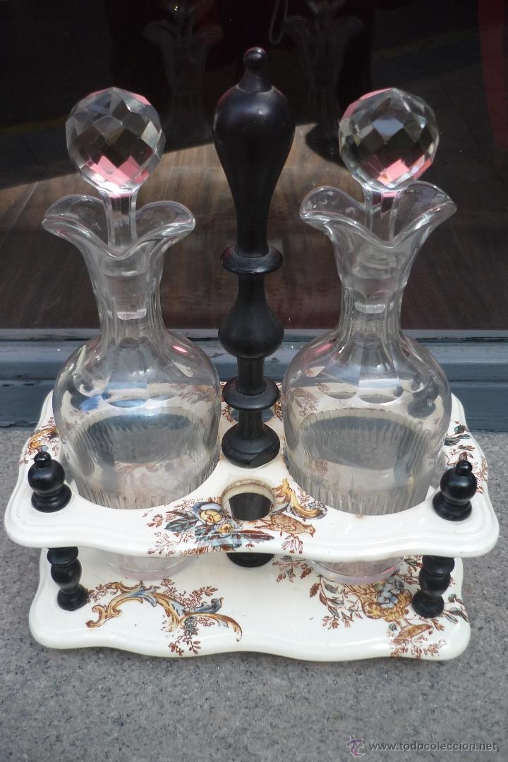 Antig&uuml;edades: Aceitera y vinagrera de cristal con base de loza estampada - Foto 1