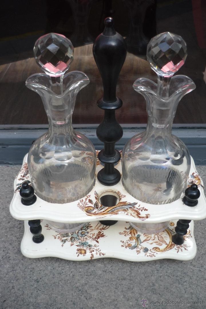 Antig&uuml;edades: Aceitera y vinagrera de cristal con base de loza estampada - Foto 2