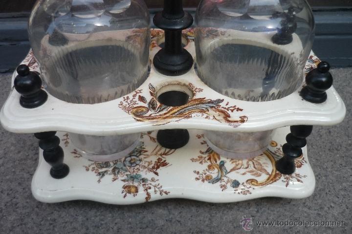 Antig&uuml;edades: Aceitera y vinagrera de cristal con base de loza estampada - Foto 3