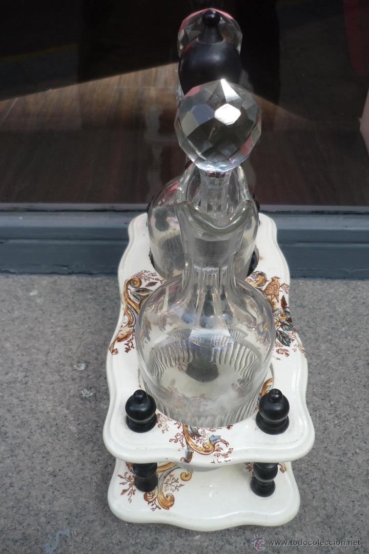 Antig&uuml;edades: Aceitera y vinagrera de cristal con base de loza estampada - Foto 4