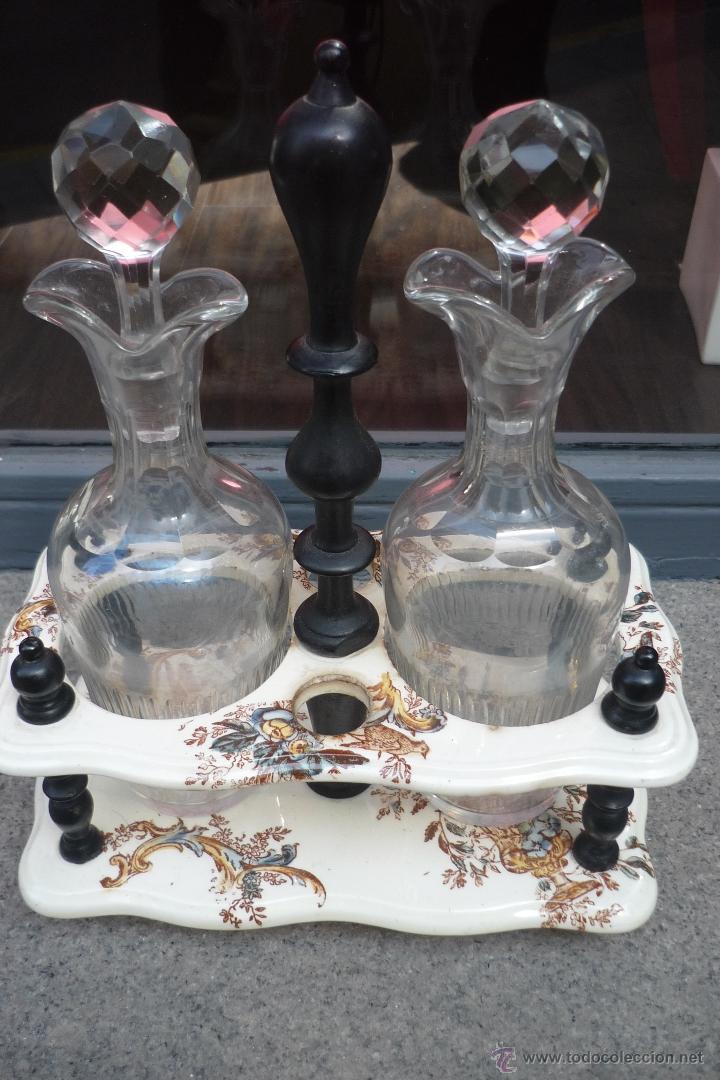 Antig&uuml;edades: Aceitera y vinagrera de cristal con base de loza estampada - Foto 5