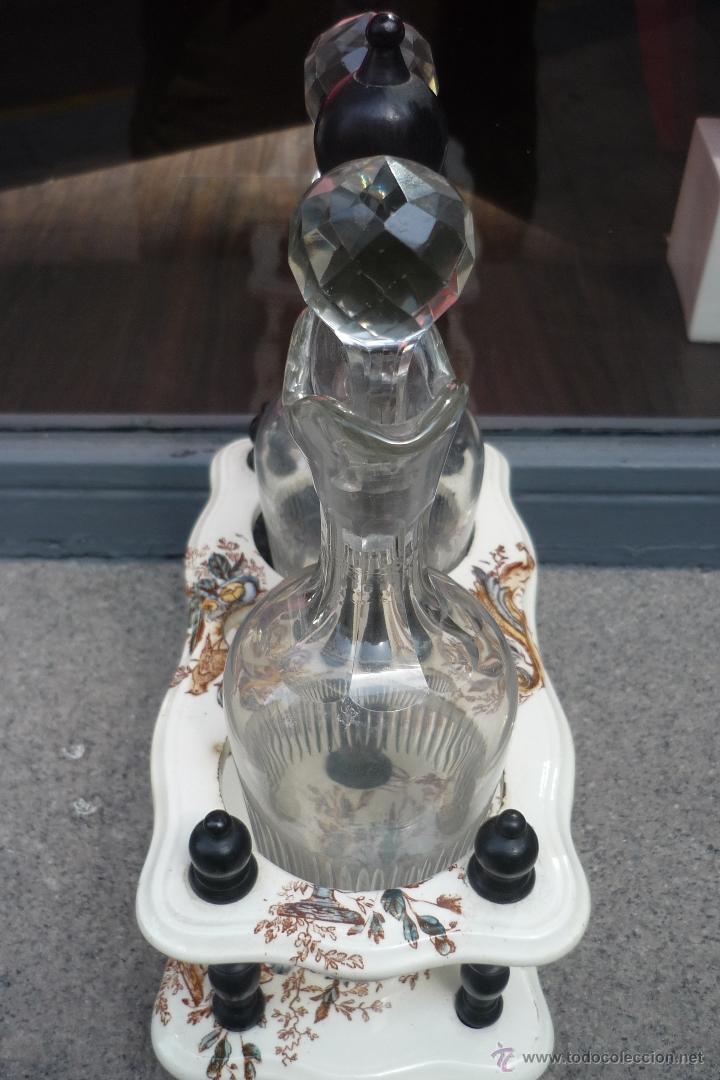 Antig&uuml;edades: Aceitera y vinagrera de cristal con base de loza estampada - Foto 6