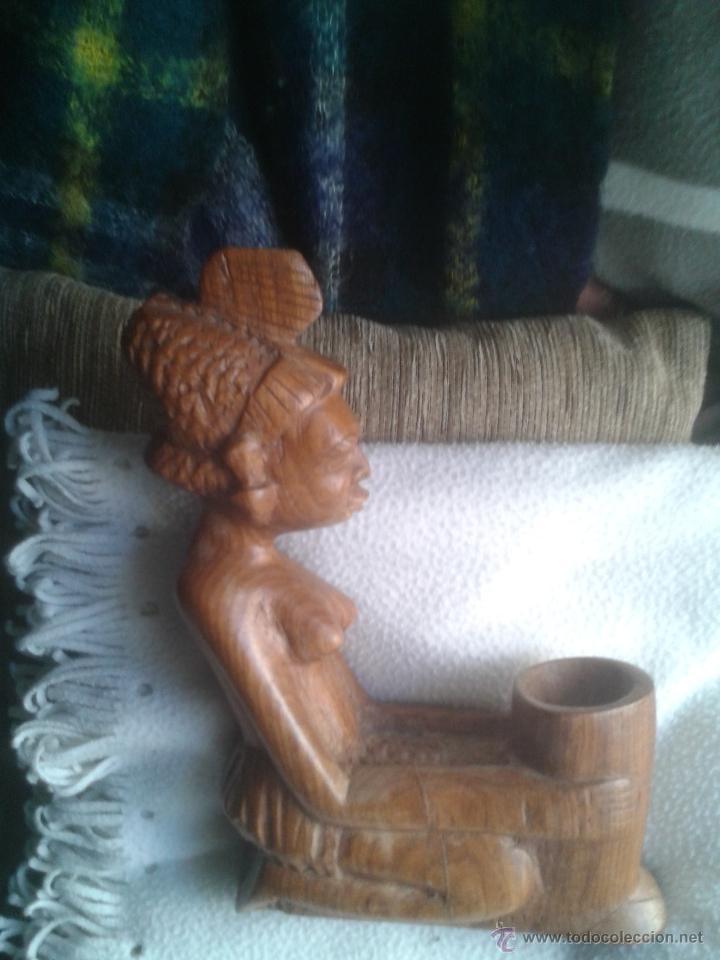 Antig&uuml;edades: Talla africana en madera mide 25x15 cms