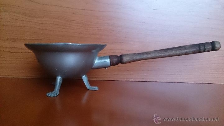 Antig&uuml;edades: Antiguo recipiente en peltre con mango de madera - Foto 1