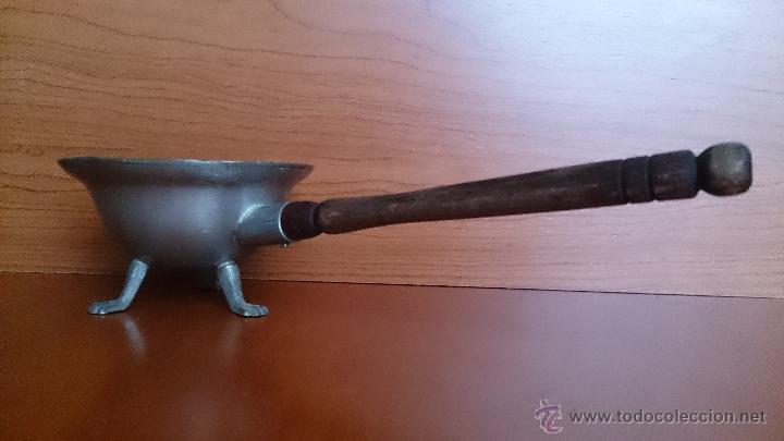 Antig&uuml;edades: Antiguo recipiente en peltre con mango de madera - Foto 2