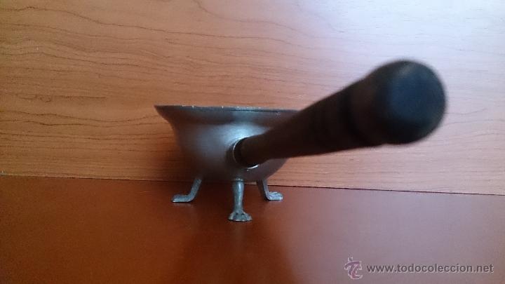 Antig&uuml;edades: Antiguo recipiente en peltre con mango de madera - Foto 3