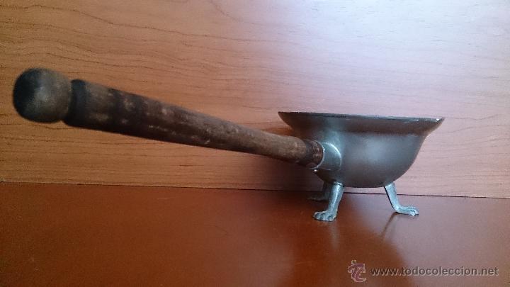 Antig&uuml;edades: Antiguo recipiente en peltre con mango de madera - Foto 4
