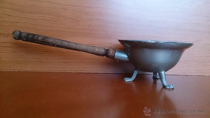 Antig&uuml;edades: Antiguo recipiente en peltre con mango de madera - Foto 5