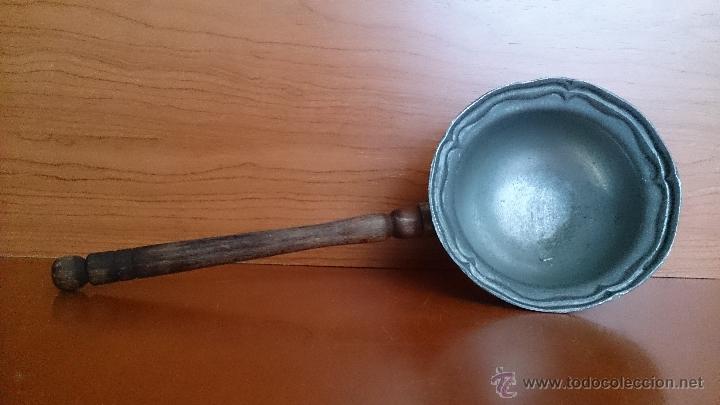 Antig&uuml;edades: Antiguo recipiente en peltre con mango de madera - Foto 6