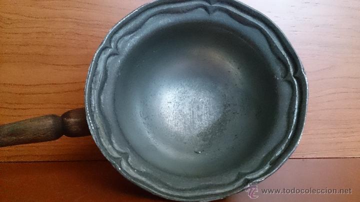 Antig&uuml;edades: Antiguo recipiente en peltre con mango de madera - Foto 7
