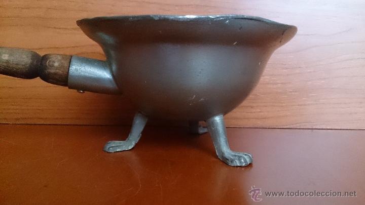 Antig&uuml;edades: Antiguo recipiente en peltre con mango de madera - Foto 8