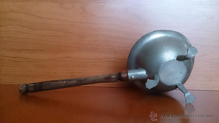 Antig&uuml;edades: Antiguo recipiente en peltre con mango de madera - Foto 9