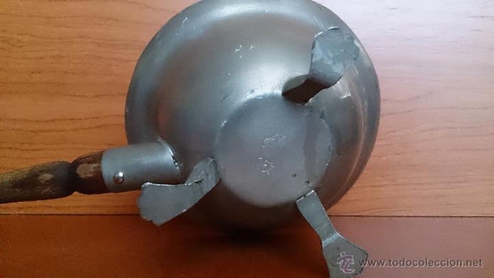 Antig&uuml;edades: Antiguo recipiente en peltre con mango de madera - Foto 10