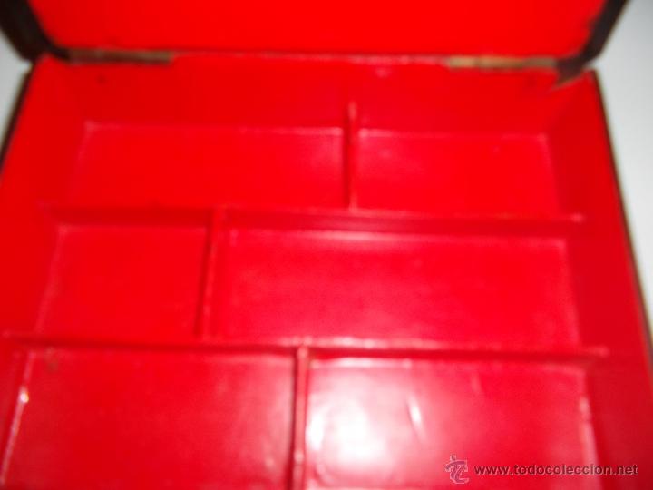 Antig&uuml;edades: caja de madera lacada - Foto 3