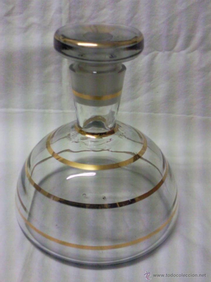 Oggetti Antichi: BOTELLA DE CRISTAL CON TAPON, DECORADA CON LINEAS CIRCULARES DORADAS