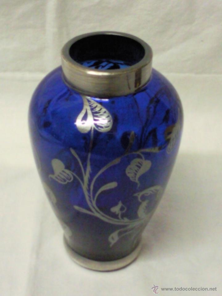 Antig&uuml;edades: BOTELLA DE CRISTAL AZUL, DECORADA CON RAMAS Y HOJAS PLATEADAS