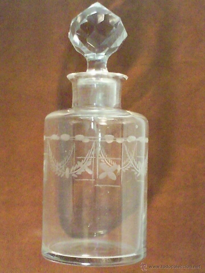 Antig&uuml;edades: BOTELLA DE CRISTAL TALLADO, CON PRECIOSO TAPON DE CRISTAL