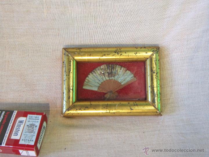 Antig&uuml;edades: ABANICO MINIATURA ENMARCADO - Foto 1
