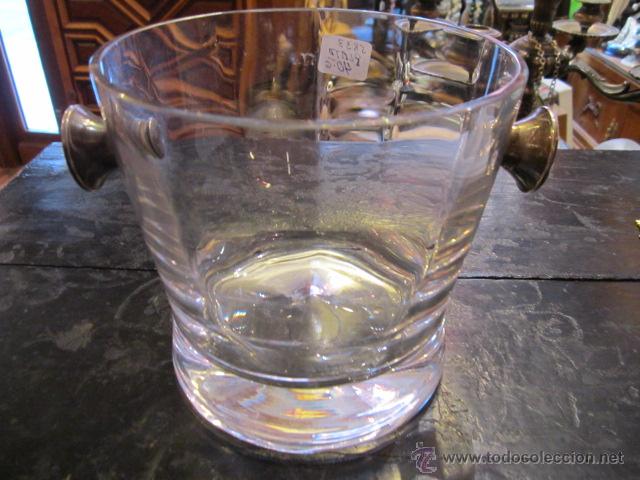 Antiquit&auml;ten: Cubitera de cristal con asas de plata. . 13 cms. altura x 13 cms. di&aacute;metro boca.
