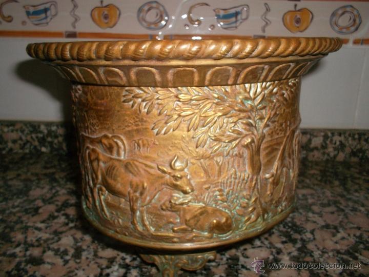 Antig&uuml;edades: jardinera de bronce - Foto 1