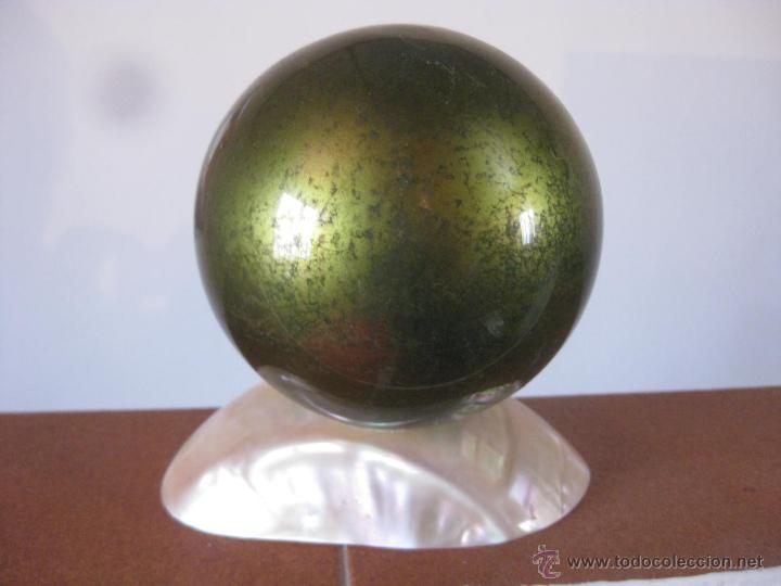 Antiguidades: BOLA DE CRISTAL SOBRE BASE DE NACAR FINALES XIX PRINCIPIOS DEL XX