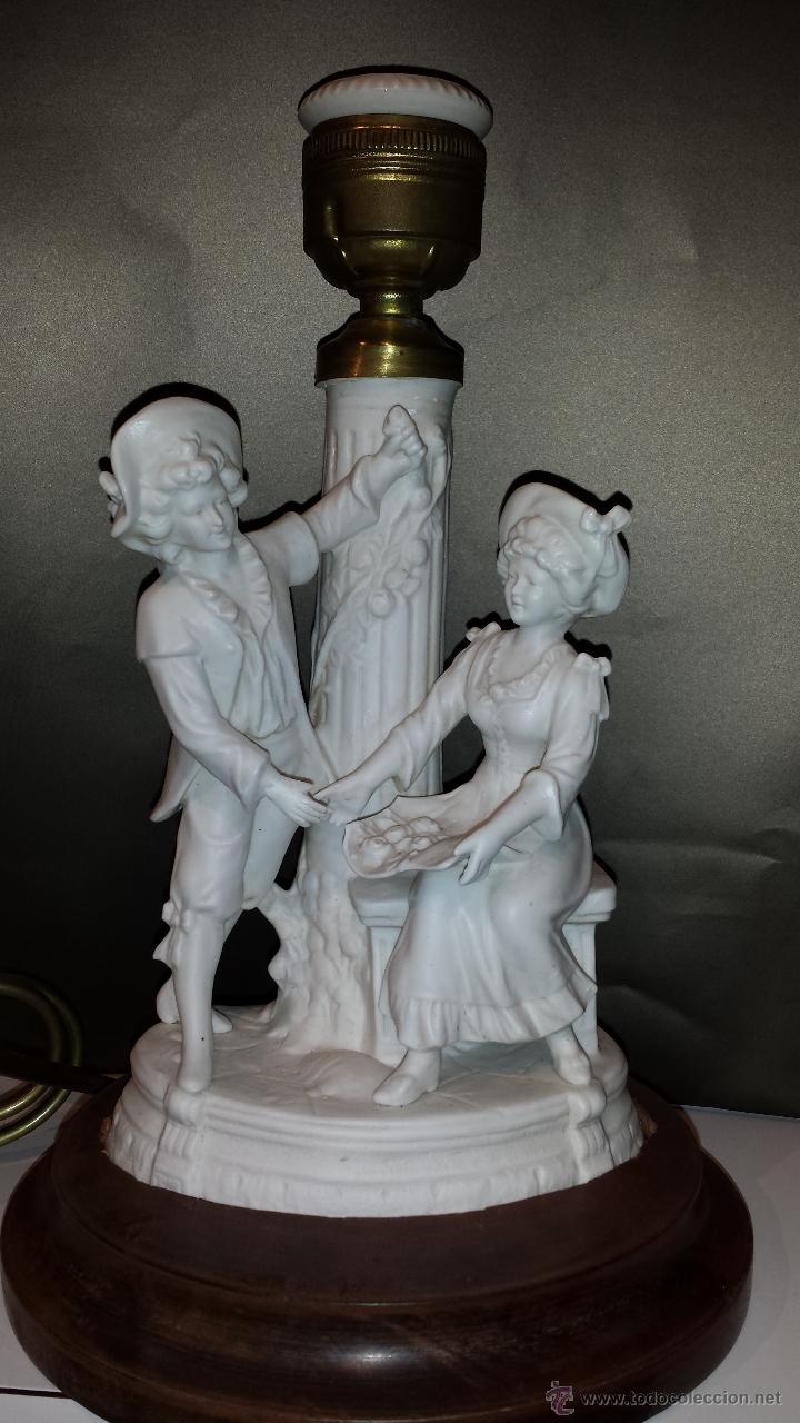 Antig&uuml;edades: L&aacute;mpara de sobremesa con figuras de biscuit - Foto 1