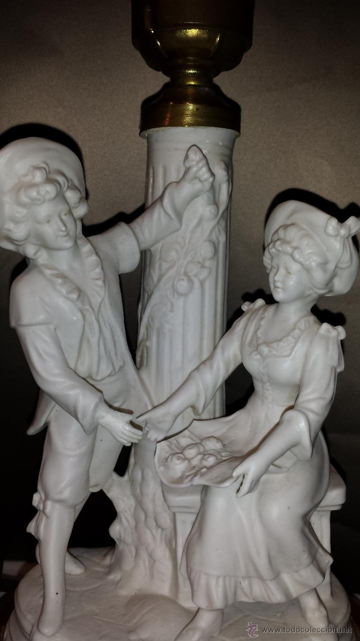 Antig&uuml;edades: L&aacute;mpara de sobremesa con figuras de biscuit - Foto 2