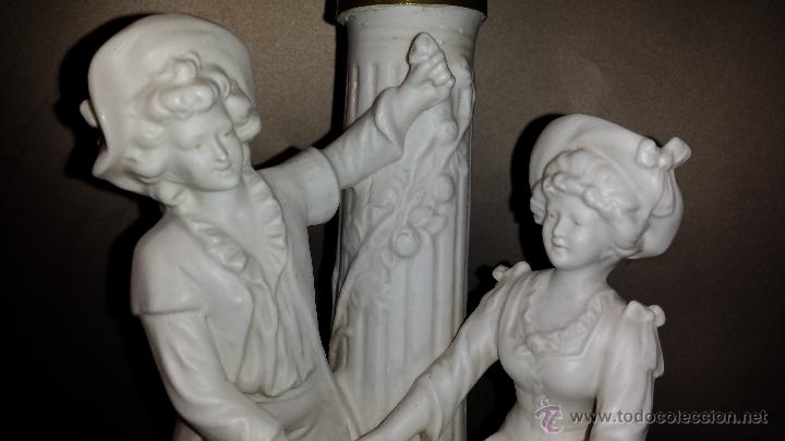 Antig&uuml;edades: L&aacute;mpara de sobremesa con figuras de biscuit - Foto 4
