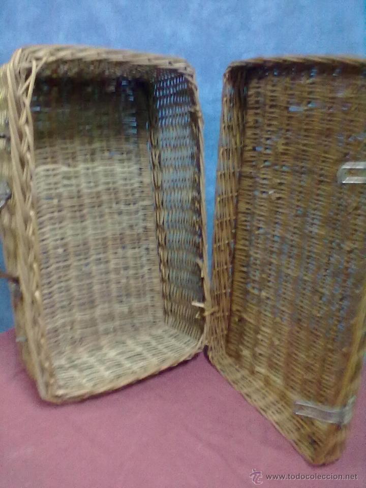 Antig&uuml;edades: MALETA DE MIMBRE CON ASA Y DOS CIERRES - Foto 2