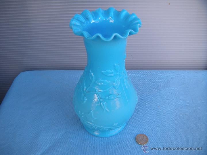 Antig&uuml;edades: ANTIGUO JARR&Oacute;N FLORERO EN OPALINA AZUL - Foto 1