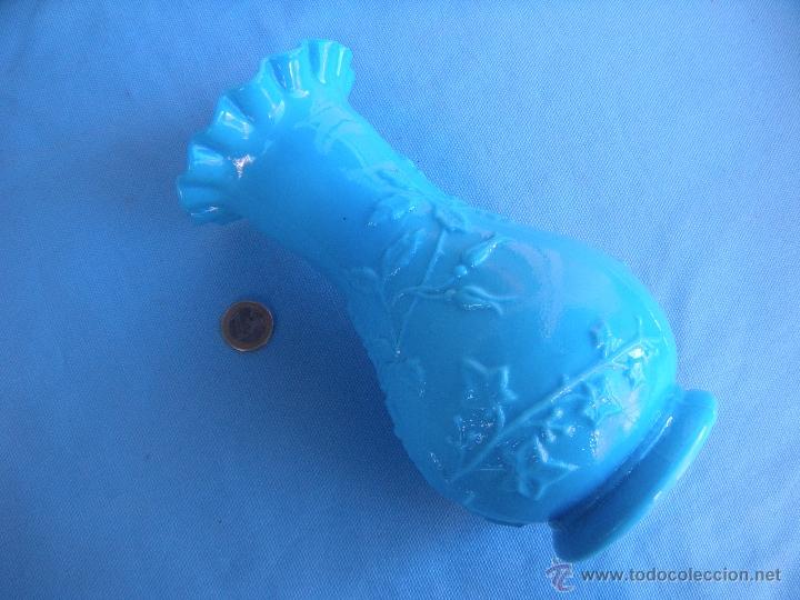 Antig&uuml;edades: ANTIGUO JARR&Oacute;N FLORERO EN OPALINA AZUL - Foto 2