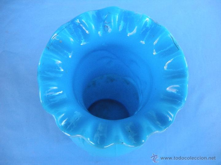 Antig&uuml;edades: ANTIGUO JARR&Oacute;N FLORERO EN OPALINA AZUL - Foto 4