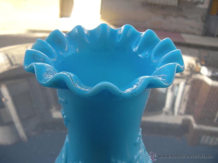Antig&uuml;edades: ANTIGUO JARR&Oacute;N FLORERO EN OPALINA AZUL - Foto 5
