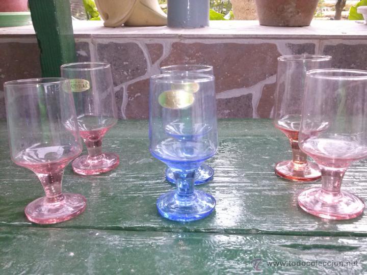 Oggetti Antichi: antiguo juego de copitas de licor en colores