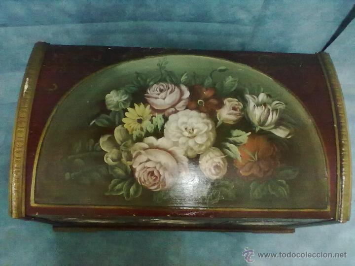 Antig&uuml;edades: BAUL GRANATE PA&Ntilde;OS DECORADOS AL OLEO - Foto 2