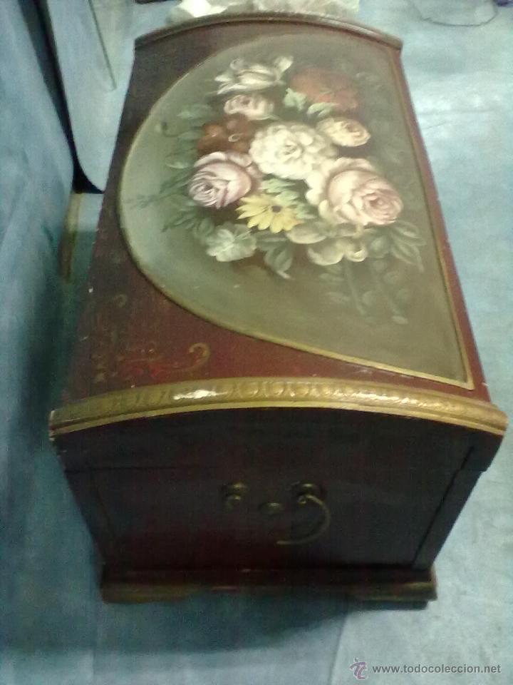 Antig&uuml;edades: BAUL GRANATE PA&Ntilde;OS DECORADOS AL OLEO - Foto 3