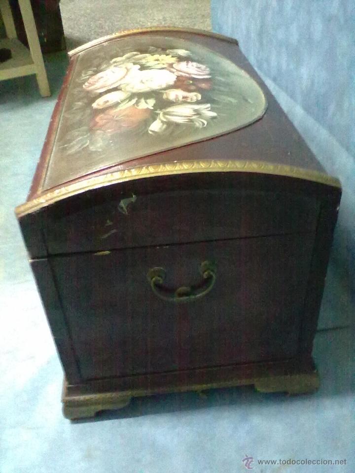 Antig&uuml;edades: BAUL GRANATE PA&Ntilde;OS DECORADOS AL OLEO - Foto 4