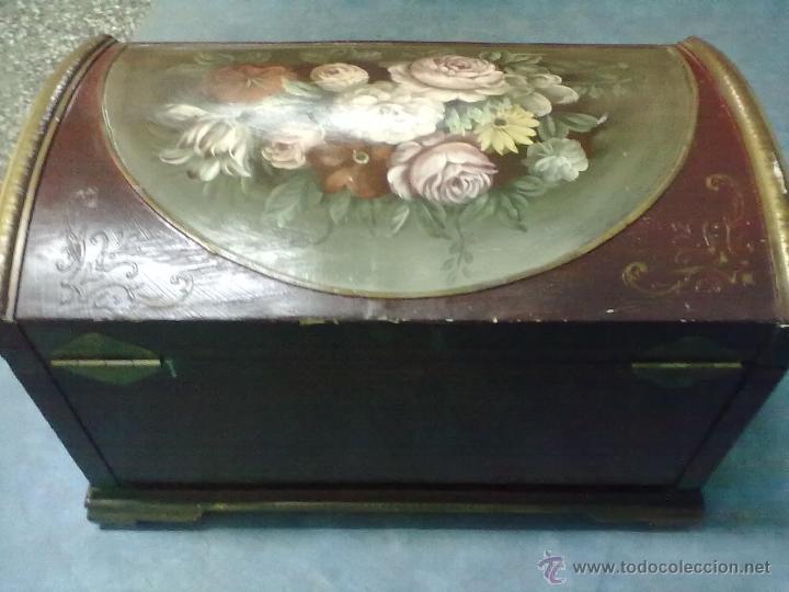 Antig&uuml;edades: BAUL GRANATE PA&Ntilde;OS DECORADOS AL OLEO - Foto 5