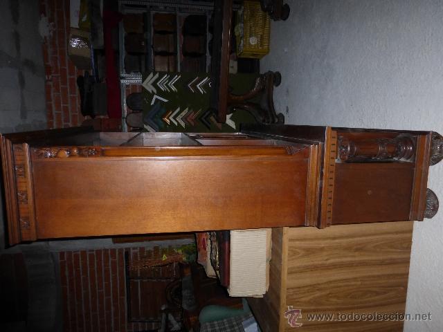 Antig&uuml;edades: ANTIGUO MUEBLE LIBRERIA DE MADERA TALLADA. - Foto 2