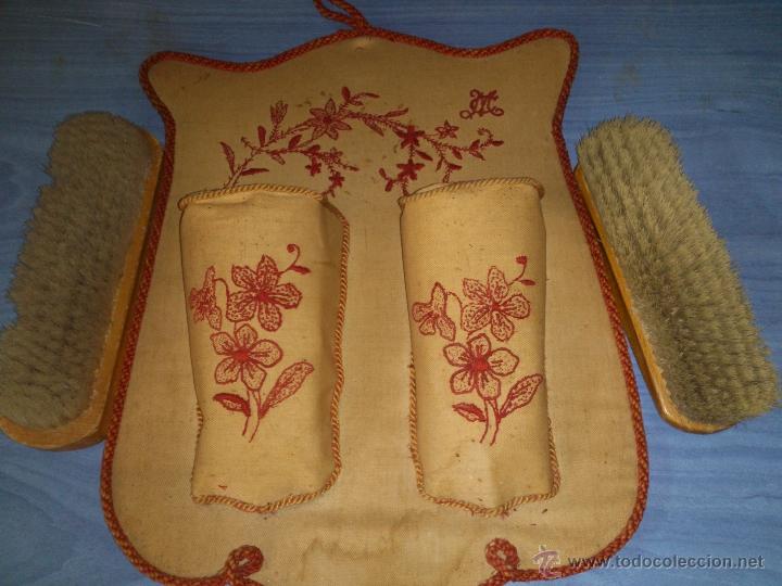Antig&uuml;edades: JUEGO DE 2 CEPILLOS CON SOPORTE - Foto 3