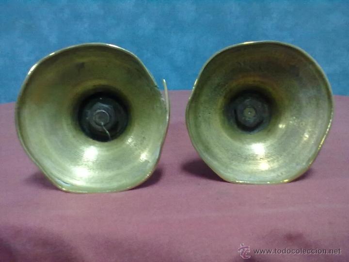 Antig&uuml;edades: PAREJA DE CANDELEROS PERA BRONCE PARA ARREGLAR - Foto 2