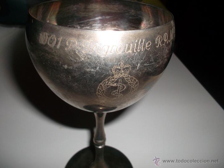 Antig&uuml;edades: copa con marcas silver plated - Foto 1