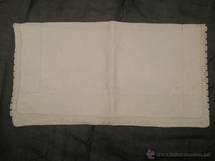 Antig&uuml;edades: Antigua funda para peines bordada. - Foto 2